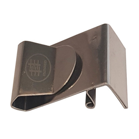 Metal clip securing the pallet to the easel