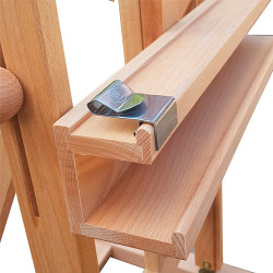 Metal clip securing the pallet to the easel